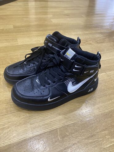 Кроссовки и спортивная обувь: Nike air max krassovkalari . cox az geyinilib temiz deridir. hec bir