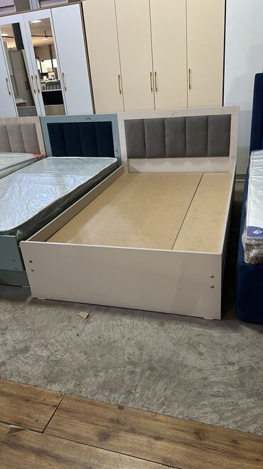 Полутороспальные кровати: Кровать полуторка Ширина 1.20см Длина 2м Цена с матрасом 16500 сом — 6