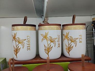 coffee: Набор керамических банок для кухни: COFFEE, SUGAR, TEA. - Материал — 1