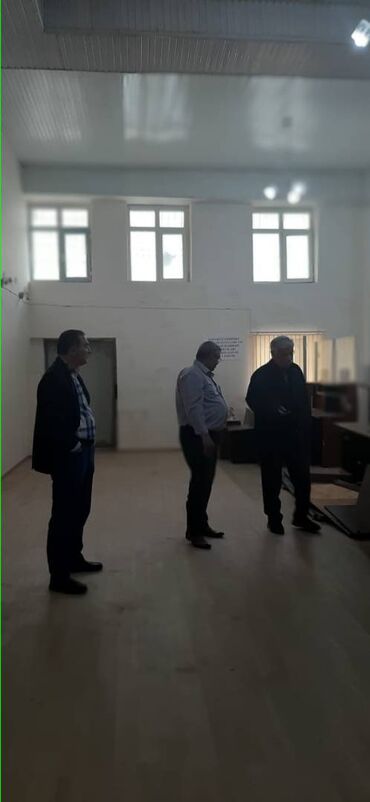 Ofislər: Nərimanov metrosuna yaxın 9 mərtəbəli binanın 1-ci mərtəbəsində — 4