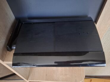 playstation 3 pult: PS3 hec bir problemi yoxdu 2 ədəd pultu var zaryetka yeganə var icində