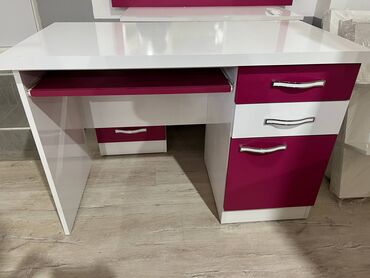 Stolovi: Na prodaju radni stolovi, u dve različite boje Dimenzije crnog radnog — 6