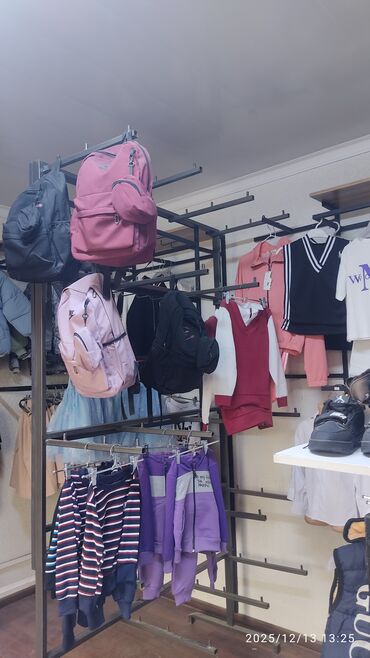 Кронштейны, стойки: Продается торговое оборудование для магазина одежды. Рассчитан до — 4