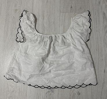 Bluza beli vez.Moze da se nosi i sa ramena