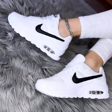 Patike: Nike air max command patike

Novo
Brojevi 36 do 41 — 13