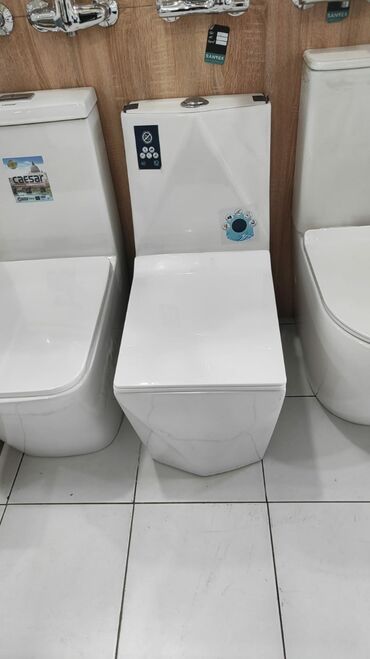 бачок: Ağ rəngdə, müasir dizaynlı unitaz. Hamam və ya tualet üçün idealdır