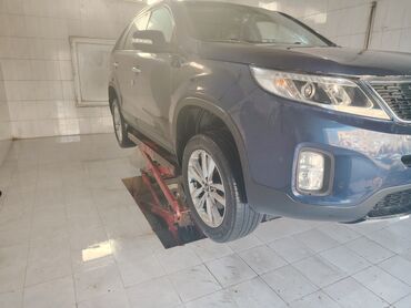 Kia: Kia Sorento (təxminən 2014 restyling) – tünd mavi rəngli, 5 qapılı SUV — 3