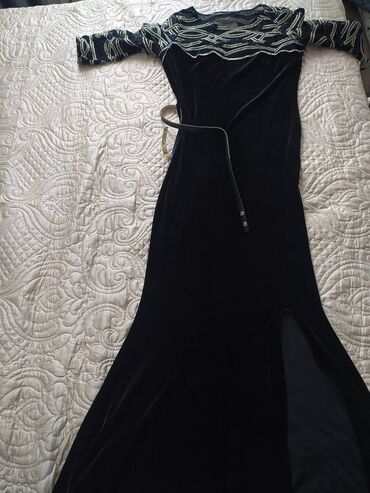 чёрное платье: Продам чёрное, облегающее платье с вырезом и поясом в идеальном