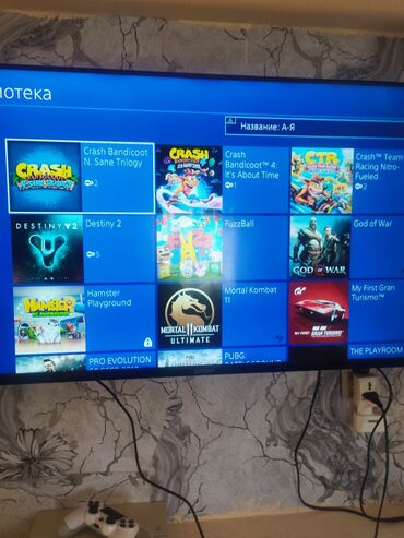 part time is elanlari 2020: Sony PlayStation 4 oyun konsolu, iki pult (ağ və qızılı rəngdə) və bir