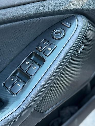 kia avtosalon: Kia Optima sedan – gümüşü rəngdə, tam ölçülü şəhər və magistral üçün — 8