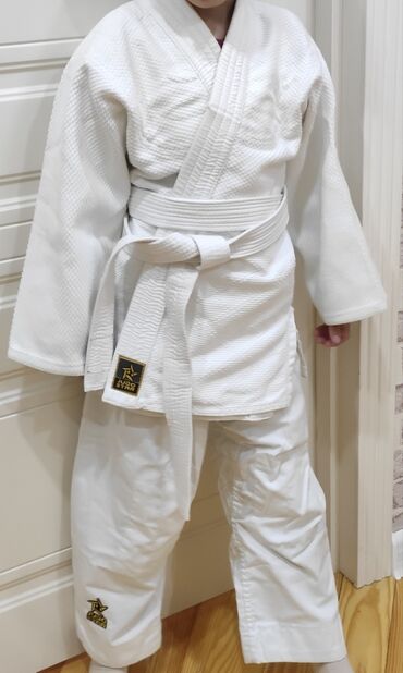 karate geyimi: Karate paltarı satılır. Təxminən 9-10 yaş