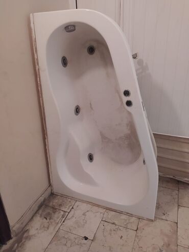 Аксессуары для ванной комнаты: Politek markasına məxsus jakuzi hamam, ağ rəngdə və qeyri-adi künc