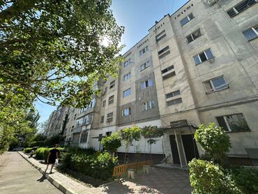 квартира берилет 5мкр: 2 бөлмө, 54 кв. м, 105-серия, 5 кабат, Эски ремонт