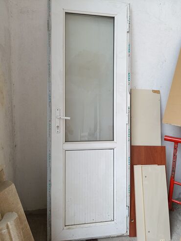 Plastik qapılar: Ağ rəngdə, şüşəli hissəsi olan plastik qapı. Evdə və ya ofisdə