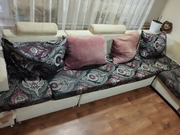 Другие мебельные гарнитуры: Продаю диван угловой срочно . Он 6 местный и раскладывается это Бу
