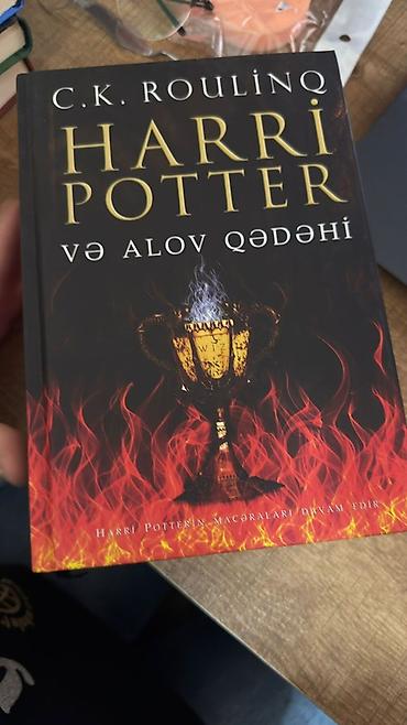 Kitab dolabları: Harry Poter kitablarimi satiram,her biri yenidir. Azerbaycan dilinde — 1