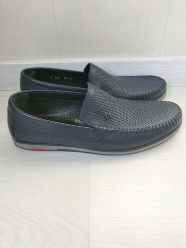 обувь адидас: Продаю срочно шикарные новые мокасины, цвет темно-синий. Производство