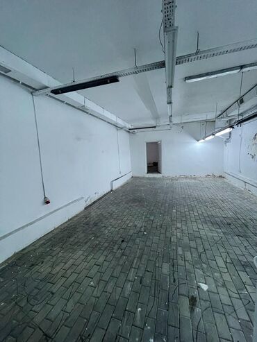 Kirayə qaraj: 236 nömrəli məktəbin qabağı. İşlək və mərkəzi küçədir. Yola baxır. Hər — 3