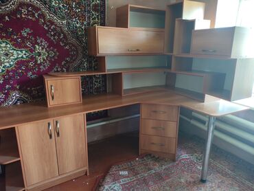 компютерный столик: Компьютерный стол, Б/у, С полками, Дерево