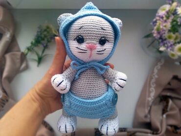 пряжа турецкая: Котенок вязанный в голубом чепчике подарок девочке Котенок вязанный