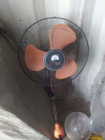 бытовой техника бу: Вентилятор большой работает в хорошем состоянии