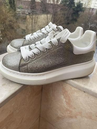 Qadın ayaqqabıları: Alexander McQueen platform krossovkaları Alexander McQueen — 2