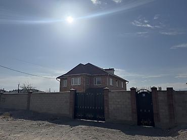 Продажа коттеджей и домов: 🏡 Продаётся капитальный кирпичный дом в центре города 📍 Локация Дом — 4