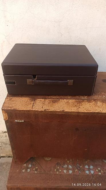 retro gramofon: Portativ vintaj qrammofon satılır. Çamadan tipli korpusda hazırlanıb — 4