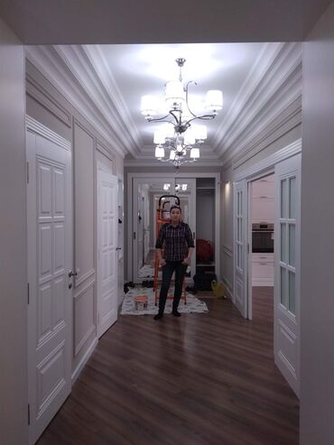 футболки с цифрами мужские: Рубашка в красно-синюю клетку с длинными рукавами, выполненная из