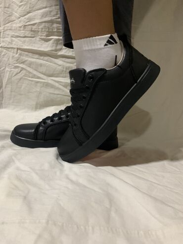 абая с: Кроссовки, 37, 38, 39, Christian Louboutin, Новый, цвет - Черный, Платная доставка