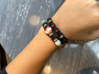 Toy paltarları və aksesuarları: Makrame tərzində 2 ədəd muncuqlu bilərzik dəsti. - Material: qara