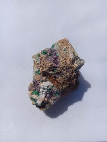 Kristali i minerali: Ovaj prirodni mineralni uzorak prikazuje kombinaciju zemljanih tonova — 1