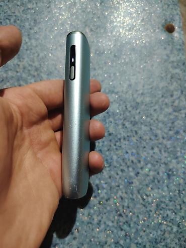 qəlyan aparat: Metallik boz rəngdə kompakt elektron siqaret cihazı (vape/pod — 3