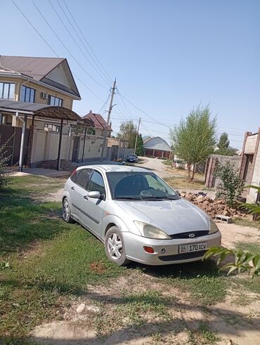 обмен на малолетражку: Автомобиль Ford Focus в кузове хэтчбек, выполненный в серебристом