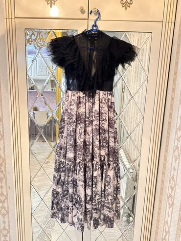 Gündəlik donlar: İki fərqli qadın paltarı dəsti 1) Qara krujeva üstlü, aşağı hissəsi — 1