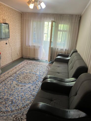 срочно продается квартира: 2 комнаты, 45 м², 104 серия, 3 этаж