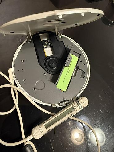 плеер для музыки: Портативный CD-плеер Sony CD Walkman D-NE20 с пультом ДУ на проводе — 2