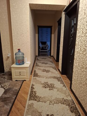 Unitazlar: Ağ və qara rənglərdə keramik plitələrlə döşənmiş müasir hamam. Hamam — 7