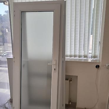 PVC qapı – mat şüşəli - Material: ağ rəngli PVC profil - Dizayn: bir