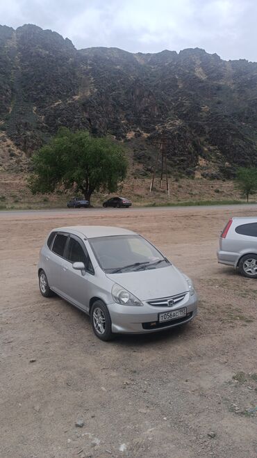 corolla runx: Honda Fit: 2002 г., 1.3 л, Вариатор, Бензин, Седан