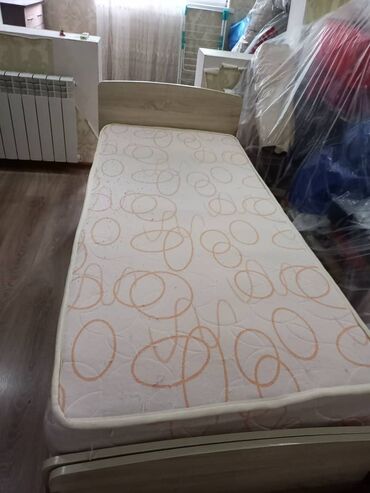 кресло для зала: Продаю 2 кровати с матрасами в отличном состоянии. самовывоз 6