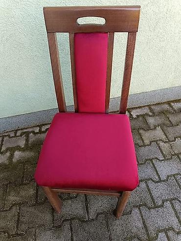 Stolice: Drvena trpezarijska stolica sa tapaciranim sedištem i naslonom. - — 20