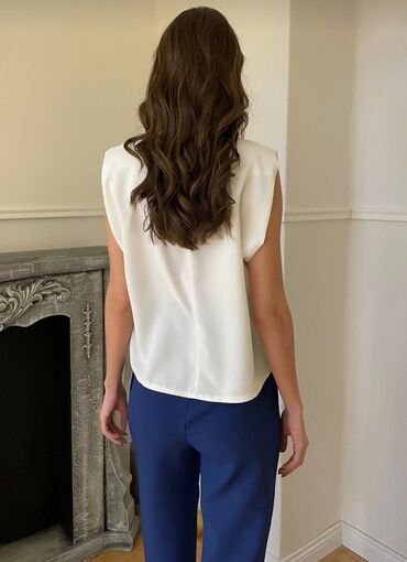Köynək və bluzalar: Bluzlar - Rəng: saf ağ - Model: uzunqol, düyməli, yüngül dar kəsim - — 7