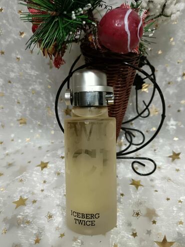 Parfemi: Crna bočica parfema Versace Crystal Noir sa fasetiranim čepom u obliku — 21