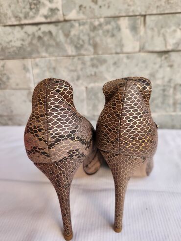 Salonke: Salonke, 38 — 5