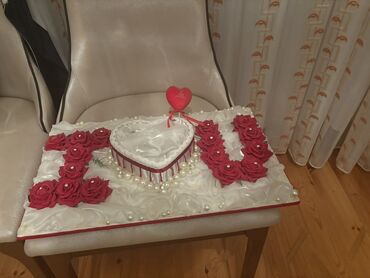 qurban bayrami ucun xoncalar: I love you. Üzərində "I U" hərfləri düzəldilmiş, qırmızı güllərlə