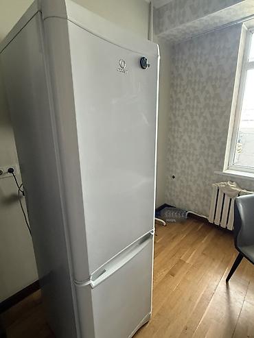 Холодильник Indesit, классический белый цвет, с нижней морозильной