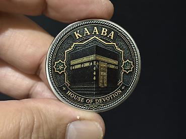 kub nece hesablanir: Kaaba xatirə medal/moneti - Dizayn: Ön üzdə “KAABA – House of — 7