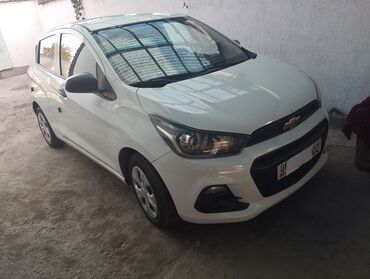 недорогие авто: Белый хэтчбек Chevrolet Spark, представленный в современном дизайне