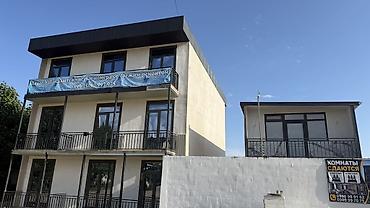 Недвижимость: Гостевой дом Azure Villa — аренда комнат - Просторный трёхэтажный дом — 1
